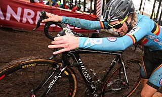 Kvinnelig VM-syklist (19) tatt med motor
